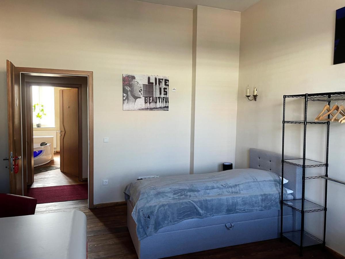 DZ Appartements: Central Wittenberge Retreat with Whirlpool and Wi-Fi Exterior photo